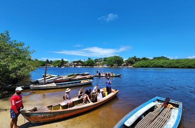 Vila de Caraíva e travessia de canoa