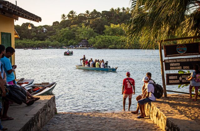 Vila de Caraíva e travessia de canoa