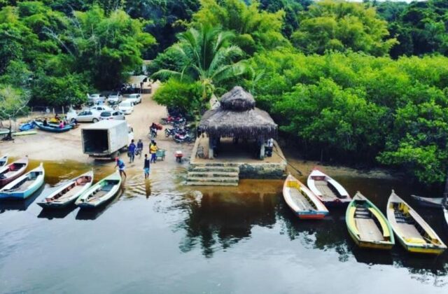 Vila de Caraíva e travessia de canoa