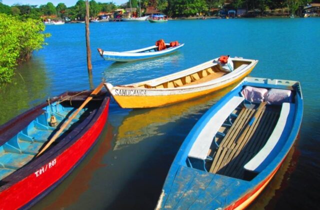 Vila de Caraíva e travessia de canoa