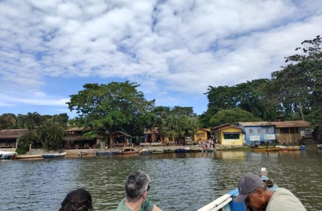 Vila de Caraíva e travessia de canoa
