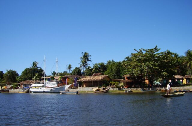 Vila de Caraíva e travessia de canoa